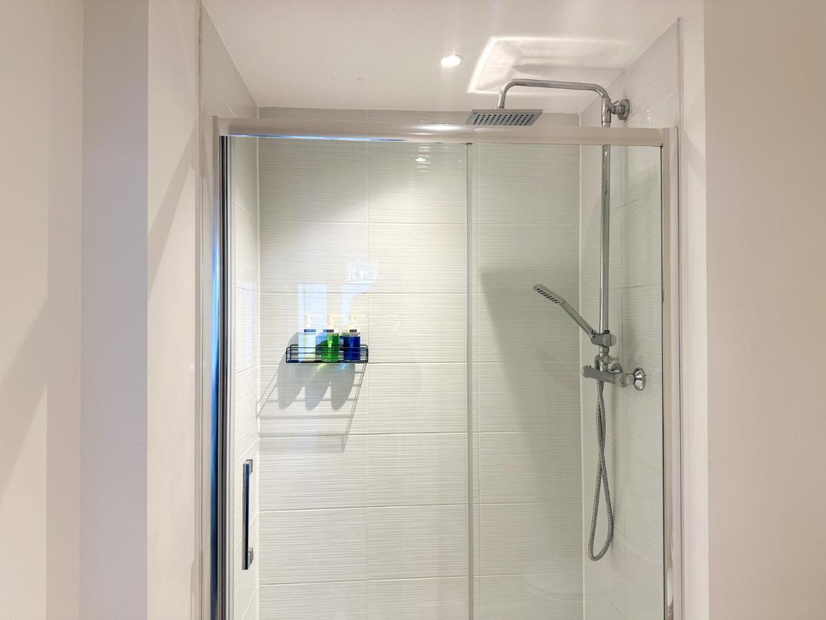 Luxury 2 Bedroom City Centre Apartment - Secure Parking - Amazing Location! Canterbury Zewnętrze zdjęcie